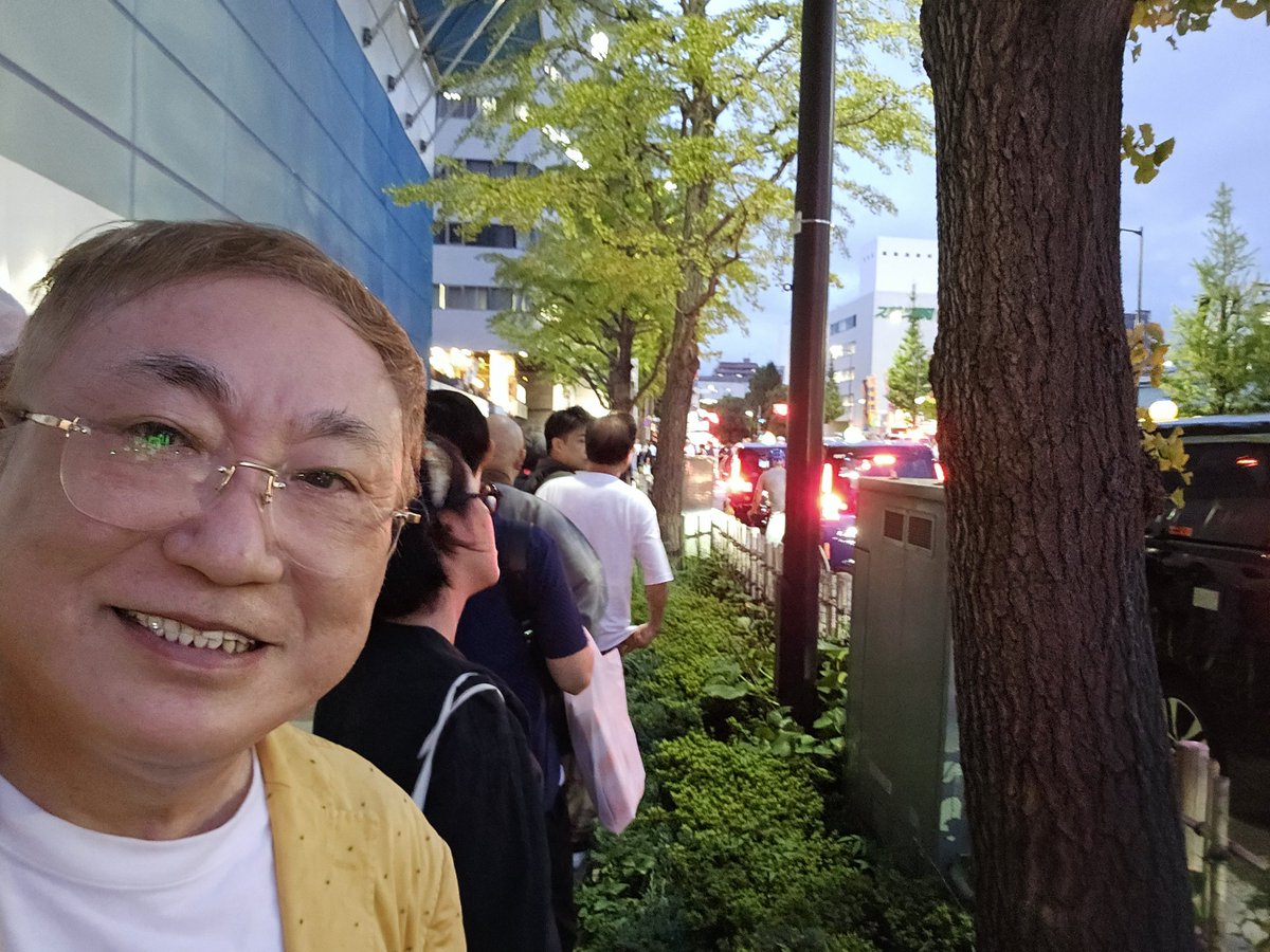 katsuyatakasu's tweet photo. いっぱい懸賞かけて応援した豊昇龍、錦木負けてしまった。

名古屋に帰ろうと急いで脱出。

国技館のロビーで転倒して動けないお年寄り発見。

すぐに駆けつけ診察終了。心肺脳神経異常なし。
念のため車椅子を手配。
すごく感謝してくれた。
後から初診料請求すると冗談。

帰りのタクシー来ない。
かっちゃん疲れて倒れそう。なう。