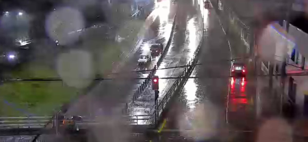 ATENCIÓN (06:32) Av. Departamental CERRADA en ambos sentidos de tramo bajo el paso nivel de Gran Avenida en #SanMiguel, debido a acumulación de agua. Flujo desviado hacia vías locales. Precaución