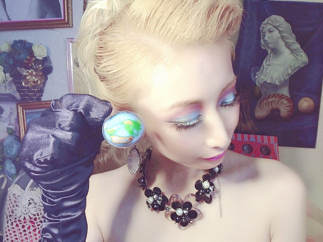 catdoll007's tweet photo. インスタにHow-toを載せたけど、倍速すぎたので、近々ユックリなHow-to動画をYouTubeにUPしたい🙌💞
#レトロマネキン #classicBarbie
#BarbieTheMovie #BarbieWorld
#Barbie #pinkworld #Barbiestyle
#バービーメイク #Barbiemakeup
#地球グミ #EARTHCOLOR🌍️ https://t.co/7os45fMLw9