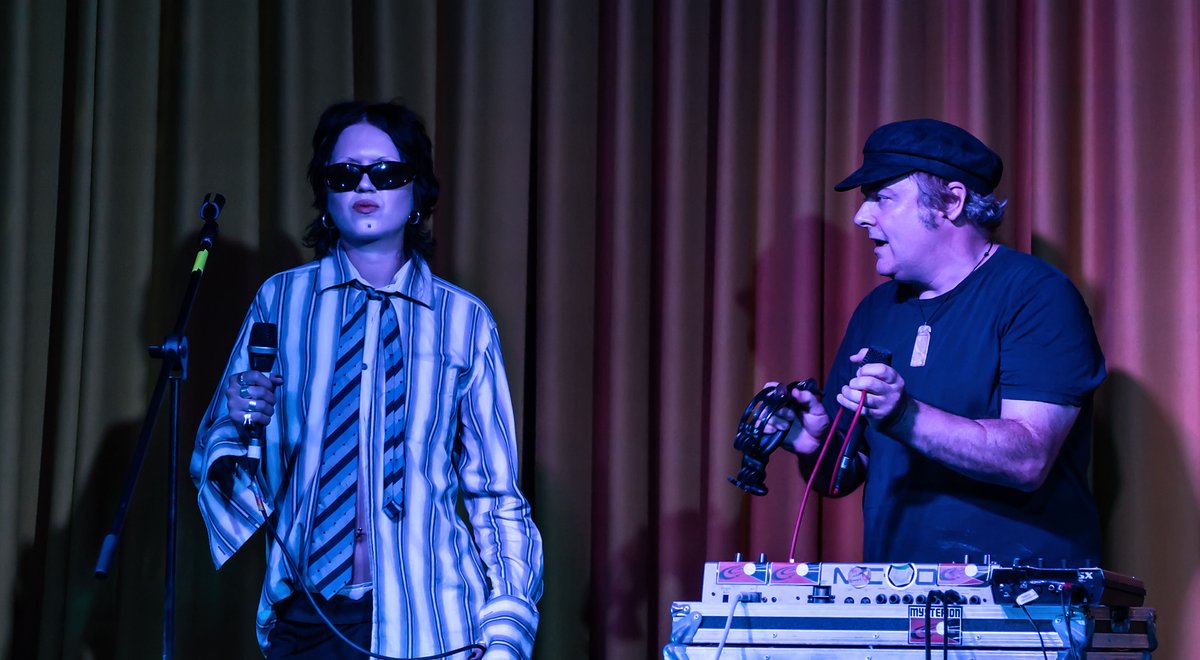 Aleatorus's tweet photo. A few photos from Saturday's red-hot @TeaAndOrangesSS sold out gig at the cauldron-like @TwentyOne_South, with Sonic Eyes and @Cleaners_Venus1
#CleanersfromVenus #SonicEyes #Southend #photography #A6500 #CanonFD #50mm https://t.co/QJsKijXncA