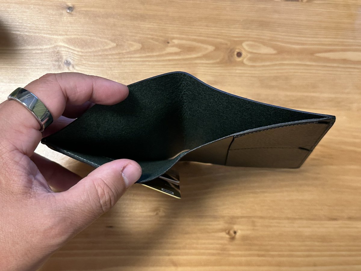 dietter_21's tweet photo. 新しくクラファン予約が開始したHitoe® Quartetを使用開始しました。カードを入れる箇所は4箇所で各2枚ずつの計8枚を収納可能。
他のカードや領収書をしまう場所に困っていましたが、これで解決。
使い始めはカードの出し入れに苦戦しますが、馴染めば使いやすい。
#HitoeQuartet @syrinx_tokyo https://t.co/LsagpAMZ0F
