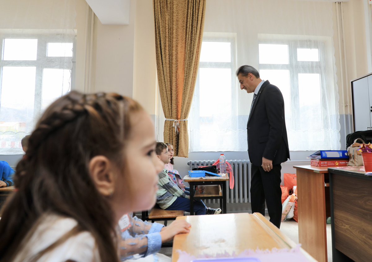 BitlisValiligi's tweet photo. Valimiz Sayın Erol Karaömeroğlu, 2023-2024 eğitim öğretim yılının ilk gününde TOKİ Ahmet Eren İlkokulunda öğrencilerimizin ilk gün heyecanlarına ortak oldu.

Sınıflardaki öğrencilerle bir süre sohbet eden Vali Karaömeroğlu öğrencilere çeşitli hediyeler verdi.

++ https://t.co/ANz9IGXz6r