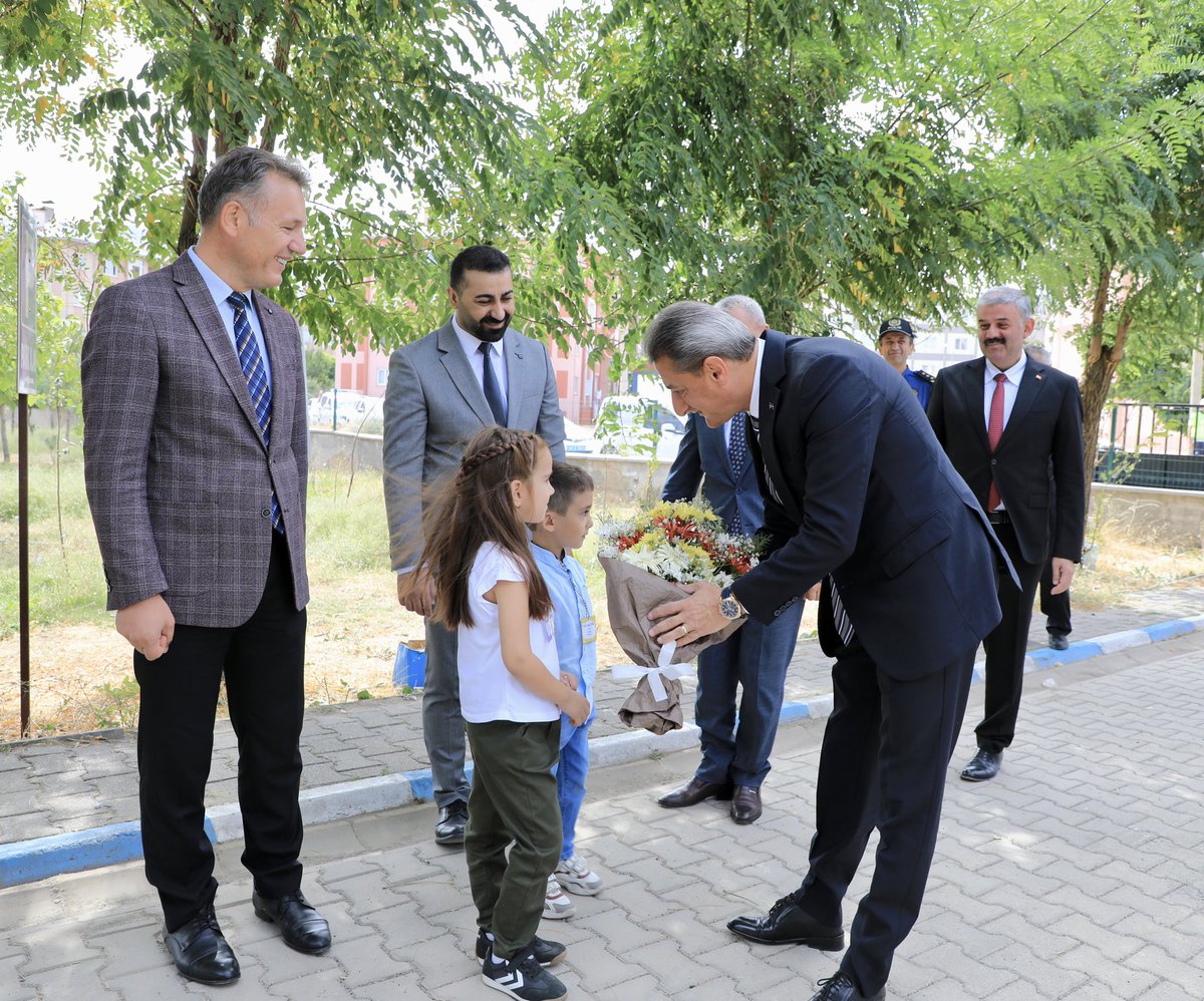 BitlisValiligi's tweet photo. Valimiz Sayın Erol Karaömeroğlu, 2023-2024 eğitim öğretim yılının ilk gününde TOKİ Ahmet Eren İlkokulunda öğrencilerimizin ilk gün heyecanlarına ortak oldu.

Sınıflardaki öğrencilerle bir süre sohbet eden Vali Karaömeroğlu öğrencilere çeşitli hediyeler verdi.

++ https://t.co/ANz9IGXz6r