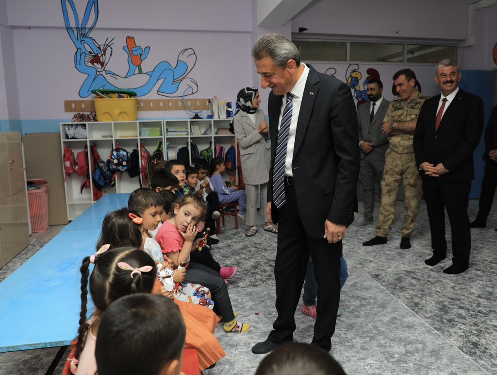 BitlisValiligi's tweet photo. Okulun İdaresi ve öğretmenleri ile de bir araya gelen Valimiz Erol Karaömeroğlu, öğretmenlerin sorun, talep ve önerilerini dinledi.

Valimiz Erol Karaömeroğlu’na, Emniyet Müdürü Ortaç Şekeroğlu, Jandarma Komutanı Tuğgeneral Eyüp Subaşı ve Milli Eğitim Müdürü Bilal Gür eşlik etti https://t.co/bKsOBA3R8L