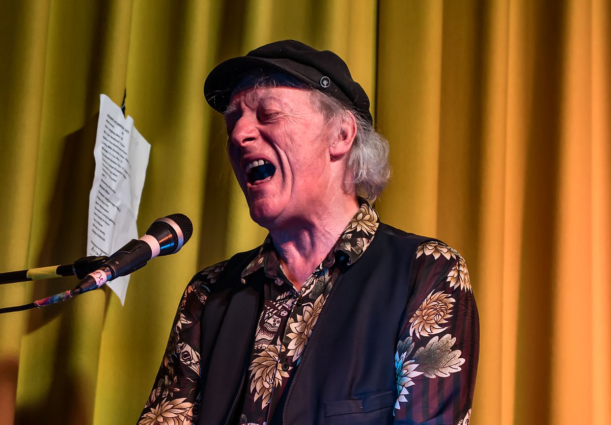 Aleatorus's tweet photo. A few photos from Saturday's red-hot @TeaAndOrangesSS sold out gig at the cauldron-like @TwentyOne_South, with Sonic Eyes and @Cleaners_Venus1
#CleanersfromVenus #SonicEyes #Southend #photography #A6500 #CanonFD #50mm https://t.co/QJsKijXncA