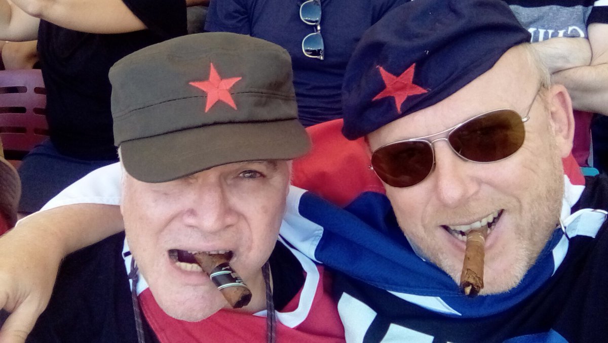 OuikG's tweet image. Le #LiderMaximo a écourté sa sieste dominicale pour venir supporter ses frères sud-américains venus jouer contre le Japon #rugbyworldcup2023 . L'occasion également de retrouver Rodrigo El Viejo, le "Jefe de Caudillos con patillas plateadas"!