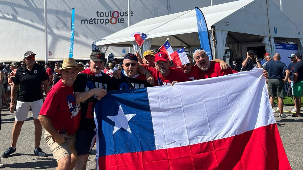 OuikG's tweet image. Le #LiderMaximo a écourté sa sieste dominicale pour venir supporter ses frères sud-américains venus jouer contre le Japon #rugbyworldcup2023 . L'occasion également de retrouver Rodrigo El Viejo, le "Jefe de Caudillos con patillas plateadas"!