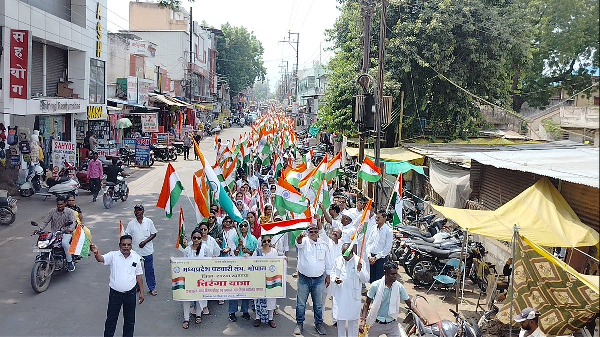 संघशक्ति कलयुगे।। #तिंरँगायात्रा जिला खण्डवा।
आँधियों से डर जाने वाले कोई कमजोर होंगे,
अभी तो जीवन पर क्रांति के कई दौर होंगे।
सब कुछ लुटा देंगे ये वतन तेरी मोहोब्बत में,
टूट कर बिखर जाने वाले कोई और होंगे।।
<a href="/ChouhanShivraj/">Shivraj Singh Chouhan</a> #2800gradpay #PatwariStrike