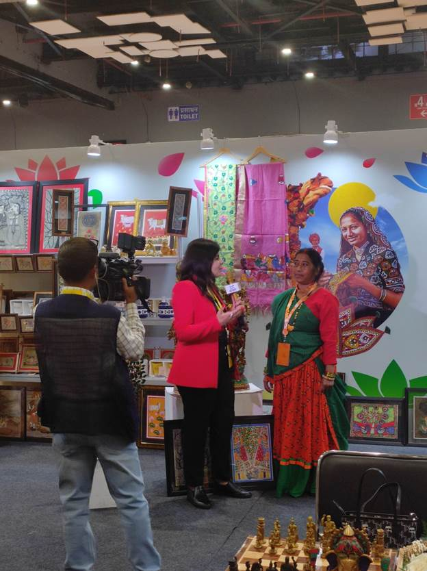 PIB_India's tweet photo. Celebrating India's Vibrant Heritage: PM Modi's Heartwarming Visit to the Crafts Bazaar

At the vibrant event of #G20 Leaders’ Summit in New Delhi, #CraftsBazaar was a celebration of India's rich tapestry of arts and crafts, and it attracted visitors from all corners of the world.

Read here: https://t.co/a0JoyEBeYi

#G20Summit  #G20India2023