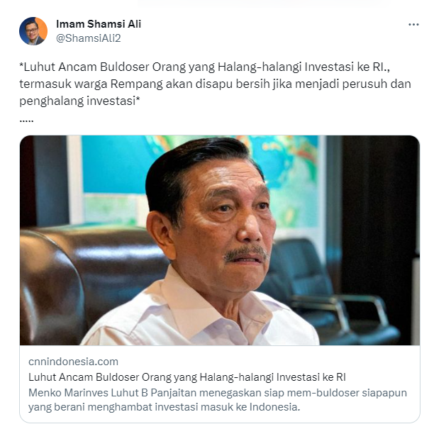 HensuAja's tweet photo. Untuk kesekian kalinya, seorang yang mengaku dirinya imam, terang-terangan melakukan kejahatan di dunia maya.

Berbasis pemberitaan lama, Imam Shamsi dengan sengaja menambah kalimat "termasuk warga Rempang akan disapu bersih jika menjadi perusuh dan penghalang investasi" yang tidak ada dalam pemberitaan tsb, karena berita itu sendiri rilis tahun lalu, jauh sebelum peristiwa Rempang.

Pun, dalam pemberitaan tsb, konteks "buldoser" adalah untuk membasmi aparat yang menghalang-halangi atau mempersulit perizinan bagi masuknya investasi ke Indonesia.

 Penyebaran berita bohong, fitnah keji dan hoax seperti ini sudah sangat sering dia lakukan. Mohon attensi @DivHumas_Polri bapak @ListyoSigitP @CCICPolri untuk memantau dan mengambil tindakan semestinya terhadap akun ini.