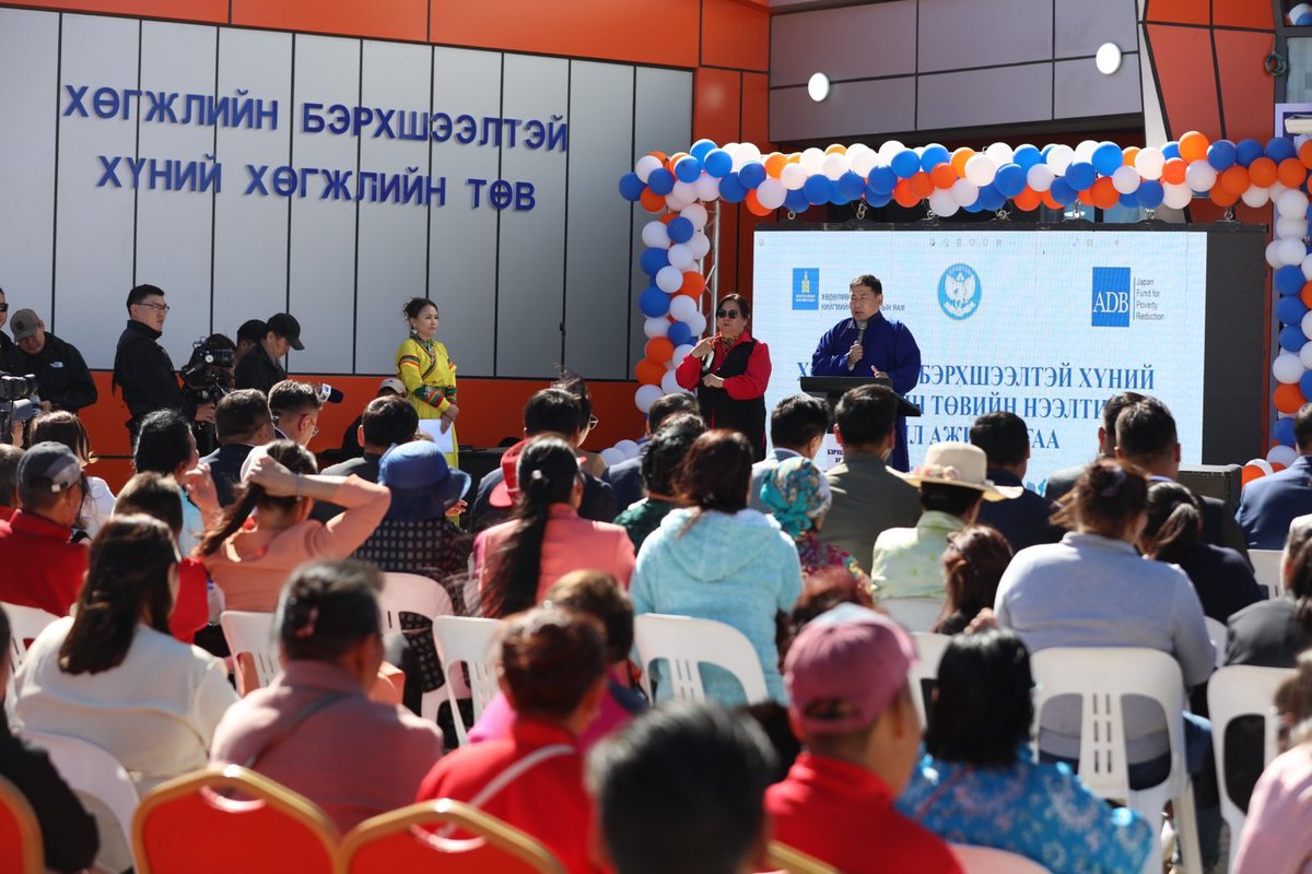 narantsogts's tweet photo. Ерөнхий сайд Л.Оюун-Эрдэнэ Дундговь аймагт ажиллаж байна.
Энэ удаад Ерөнхий сайд Хөгжлийн бэрхшээлтэй хүний хөгжлийн төвийн нээлтэд оролцож,  Сайнцагаан сумын Нэгдсэн эмнэлгийн барилгын явцтай танилцлаа. 

Хөгжлийн бэрхшээлтэй иргэдийн хөгжлийн төвийг Азийн хөгжлийн банкны хөнгөлөлттэй зээлийн 5.7 тэрбум төгрөгийн санхүүжилтаар баригдсан. Орчин үеийн стандартаар баригдсан энэхүү төв нь хөгжлийн бэрхшээлтэй хүүхэд, залуучуудын ирээдүйд нэн чухал ач холбогдолтой юм.

Харин, улсын төсвийн хөрөнгө оруулалтаар баригдаж буй 100 ортой нэгдсэн эмнэлгийн барилгын ажлын явц 95 хувьтай байна. Шинэ эмнэлэг ашиглалтад орж буйтай холбоотойгоор мэс заслын вакум өрөө, гадна зогсоол, тохижилт болон зам засварын ажилд нэмэлт санхүүжилт шаардлагатай байгааг эмнэлгийн удирдлага танилцууллаа. Ерөнхий сайд шаардлагатай төсвийг ойрын хугацаанд шийдвэрлэхийг холбогдох хүмүүст даалгалаа.