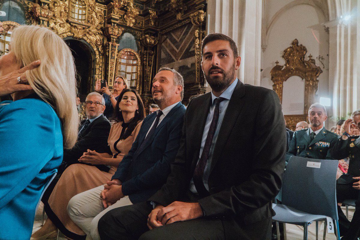 Vox_Murcia's tweet photo. 🇪🇸Nuestro presidente provincial @JA_Antelo y nuestros diputados de @murcia_vox asisten al acto de toma de posesión de Fernando López Miras. https://t.co/vGsnyS182C