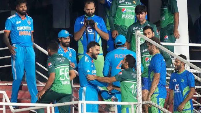 eshajaved04's tweet photo. Pak India be like: Mil k Ground saaf krein gy🤝😂
#PAKvIND #Asiacup2023 #Rainfall #Rainyday #IndiaPakistanUnity #TogetherForChange https://t.co/MaTEgNSD73