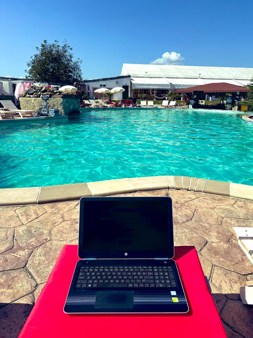 realistic computer desk setups📸 tweet media