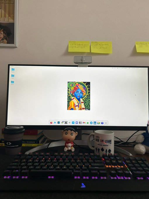 realistic computer desk setups📸 tweet media