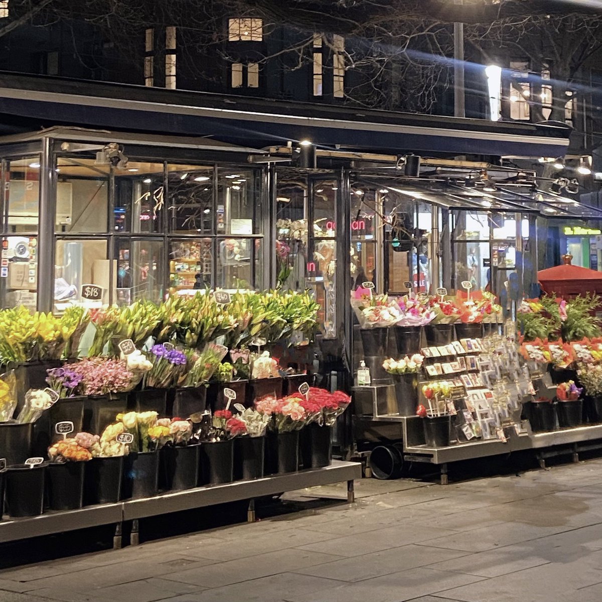 ตกหลุมรักร้านขายดอกไม้ 
อยากเดินผ่านทุกวันเลย 🧺💐