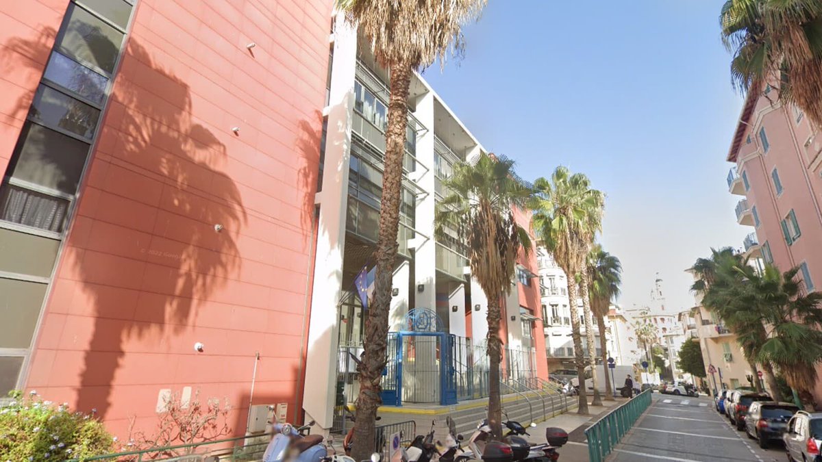 BFMTV's tweet photo. "Ça pue la transpiration": des élèves interdits de déodorant dans un collège de Menton
https://t.co/bludfGFuwn https://t.co/RZnyKqGFWz