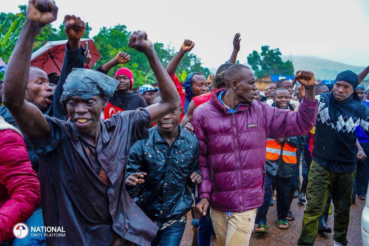 One_PiusJadwar's tweet photo. HOIMA | This morning rain couldnt stop these people to wave to @HEBobiwine as he proceeds to Hoima 🔥🔥

#NUPCountryWideTour 
#TheRevolutionIsOn https://t.co/bDbtVuaLkd