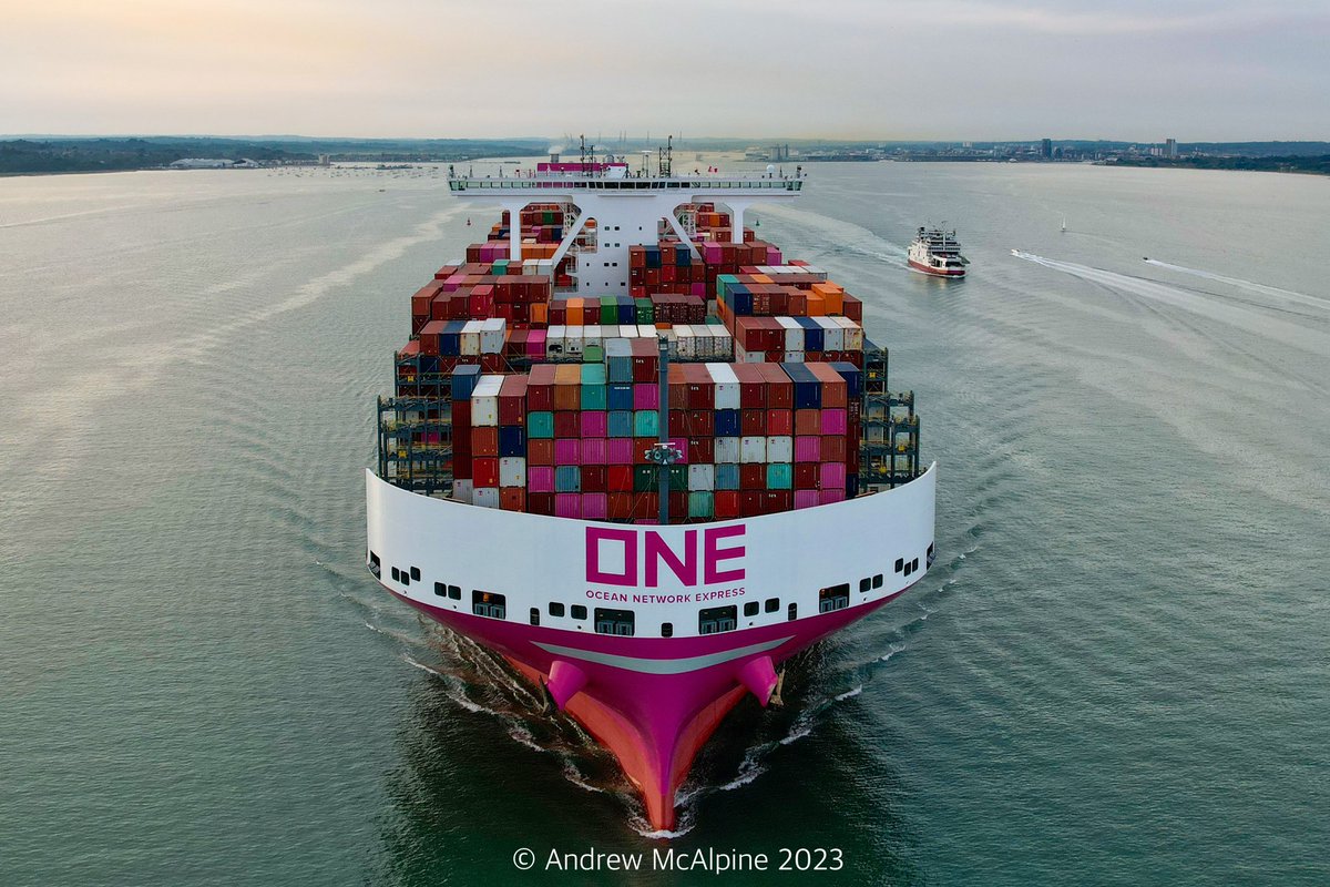 Maritimegeek's tweet photo. Last week @OceanNetworkExp #ONEInfinity made her maiden visit to #Southampton Infinity is the second vessel in the shipping line’s new class of 24,000TEU boxships. #shipspotting #shipphoto #dronephotography https://t.co/lWR42VWy0b