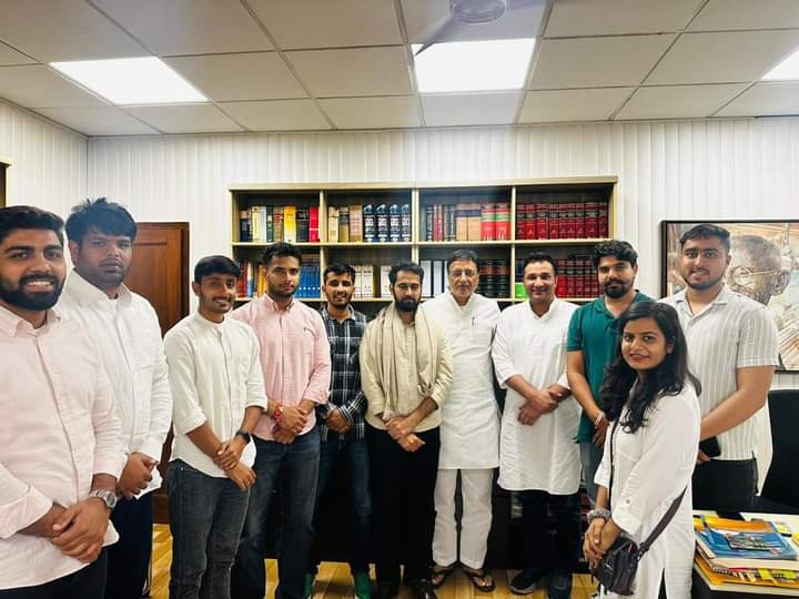 सांसद एवं कांग्रेस राष्ट्रीय महासचिव <a href="/rssurjewala/">Randeep Singh Surjewala</a>  ने आज अपने दिल्ली आवास पर पंजाब यूनिवर्सिटी चण्डीगढ़ के नवनिर्वाचित अध्यक्ष जतिंदर सिंह जतिन,NSUI चंडीगढ़ प्रदेश अध्यक्ष सचिन गालव,NSUI चंडीगढ़ सहप्रभारी विशाल चौधरी, हरियाणा युवा कांग्रेस प्रदेश महासचिव प्रदीप गुर्जर समेत सभी