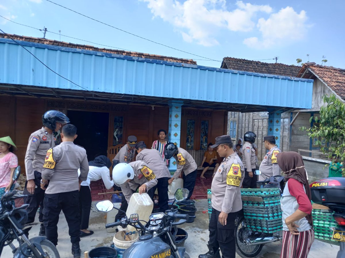 Bhabinkamtibmas Polsek Blora melaksanakan BAKSOS pemberian air bersih di Dk.Belik Ds.Temurejo Kec.Blora