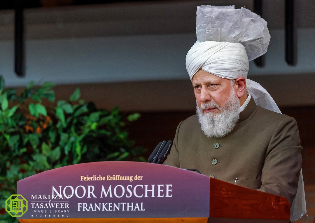 makhzanteam's tweet photo. Hazrat Khalifatul Masih V (aba) delivering the keynote address at the Inauguration Reception of Noor Mosque - Frankenthal, Germany — 9th September 2023

#KaliflnDeutschland #CaliphlnGermany https://t.co/yxRUKWro4g