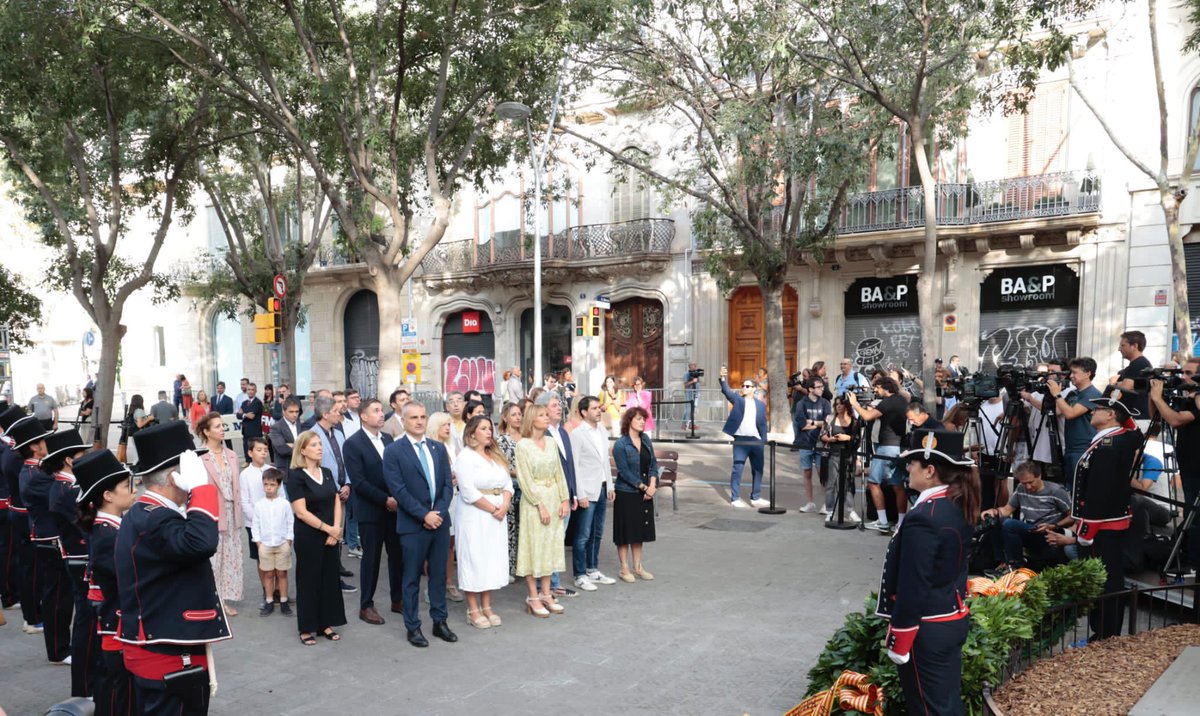 MaiseBalcells's tweet photo. ❤️💛 BONA DIADA A TOTHOM! 

Aquest matí he tingut el plaer de participar de la tradicional ofrena floral davant el monument de Rafael Casanova a #Barcelona amb les companyes i companys de la @dibacat. https://t.co/HYej349ghB