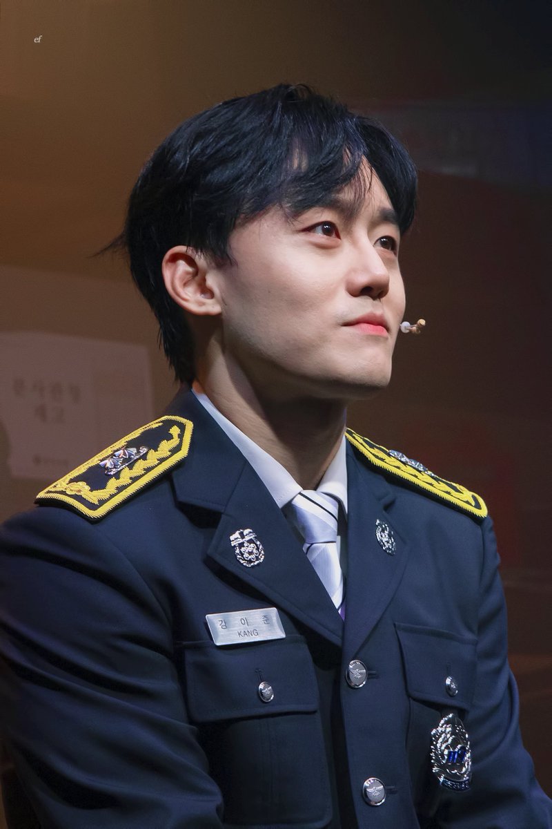 _emotionalflow's tweet photo. 230910 사칠 낮 커튼콜

강이준 役 #이종석 https://t.co/qcUcfT0JEV