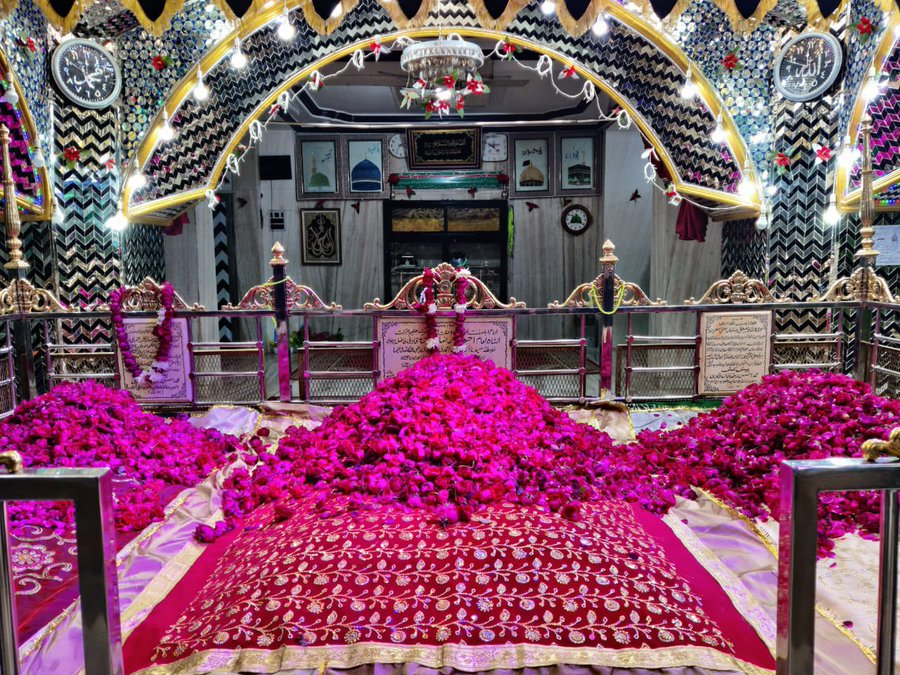 Dargaah_Network's tweet photo. इमाम अहमद रज़ा का 105 उर्स मुबारक। 

आपके पूर्वज सईद कन्दधार के पठान थे जो मुग़लों के समय में भारत आए थें।

अपने  60 से अधिक विभिन्न विषयों पर 1000 से अधिक किताबें लिखीं

1/n https://t.co/xPO4P1Fi0w