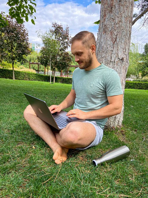realistic computer desk setups📸 tweet media