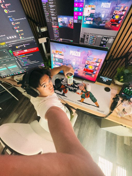 realistic computer desk setups📸 tweet media