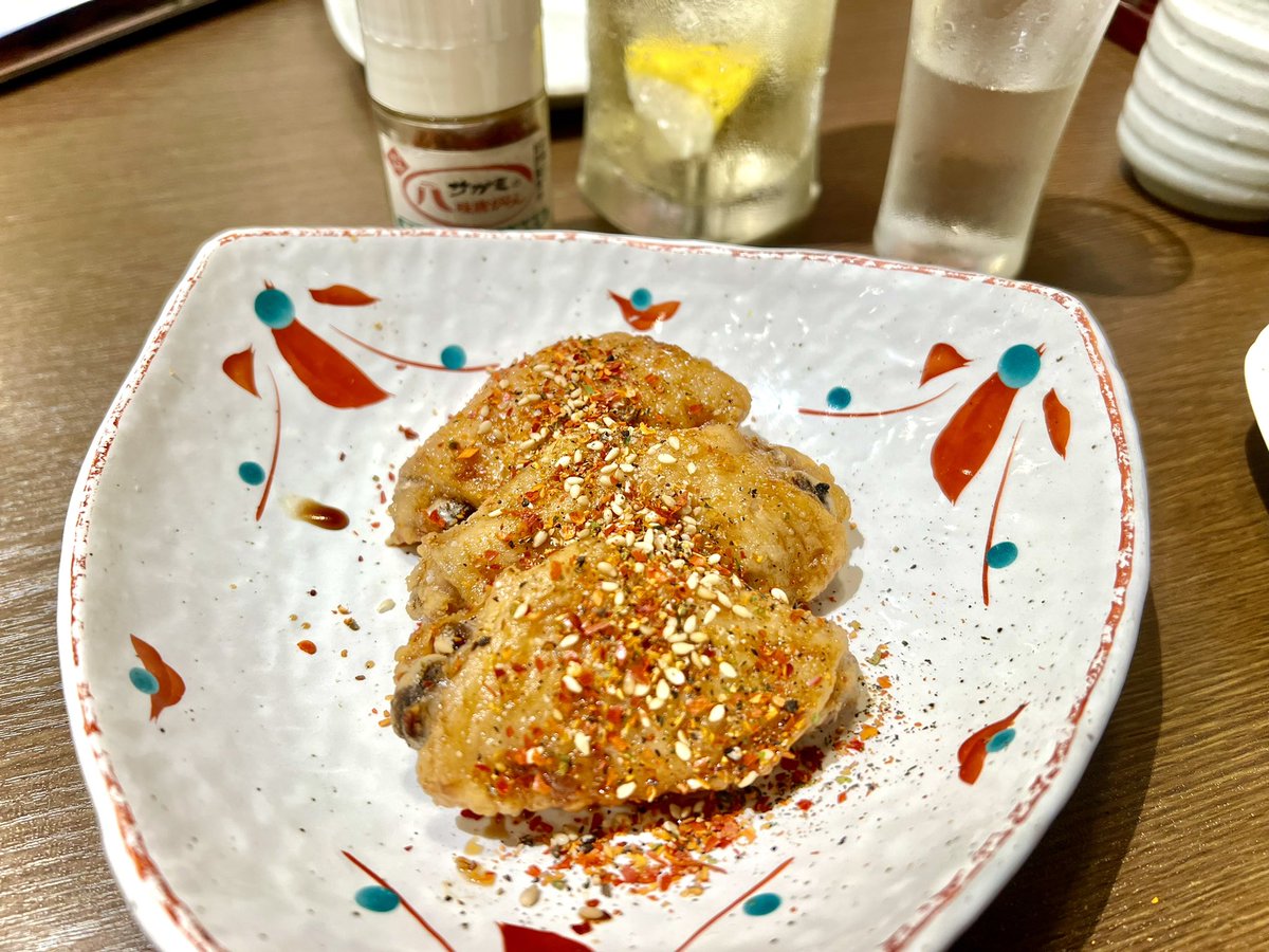 最近
サガミの手羽先にオリジナル八味をたっぷりめに掛けて食べるのがお気に入り
 
真っ赤でめっちゃ辛そうに見えるけど
ゆずとかの風味が効いて
ちょいピリ辛くらいな感じでうまー♡