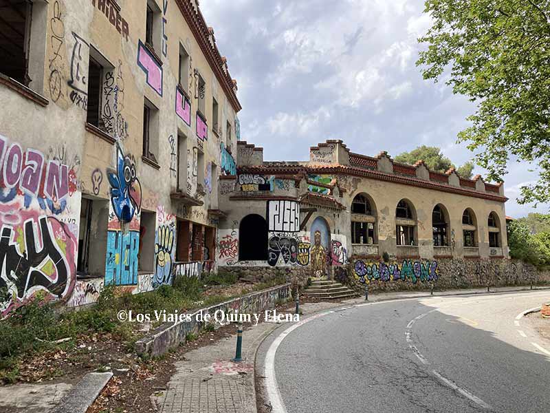 🆕¡Nuevo post! 🆕 

En Montserrat aún se mantiene en pie lo que queda del Hotel Colonia Puig.

Fue un establecimiento que tuvo mucho éxito a principios del siglo XX, pero después de la Guerra Civil, cayó en desgracia.

▶️ bit.ly/3sMxLMv ◀️

#Urbex 
#SpainTB