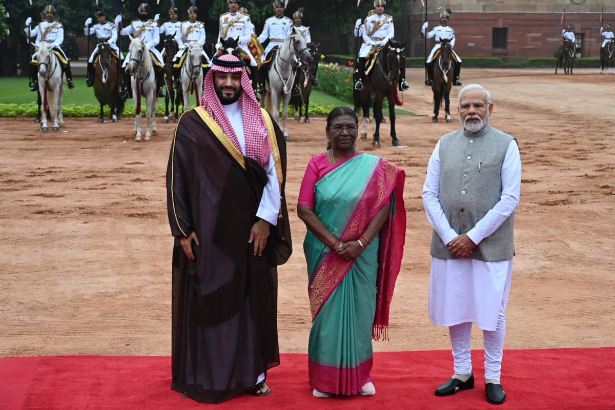 ExpressSouthern's tweet photo. President #DroupadiMurmu, along with Prime Minister #NarendraModi, welcomed Crown Prince and Prime Minister of the Kingdom of Saudi Arabia, Prince Mohammed bin Salman, during a ceremonial reception at #RashtrapatiBhawan.
#SaudiArabia #saudiarabiaprince #MohammedbinSalman https://t.co/II9EStdb6k