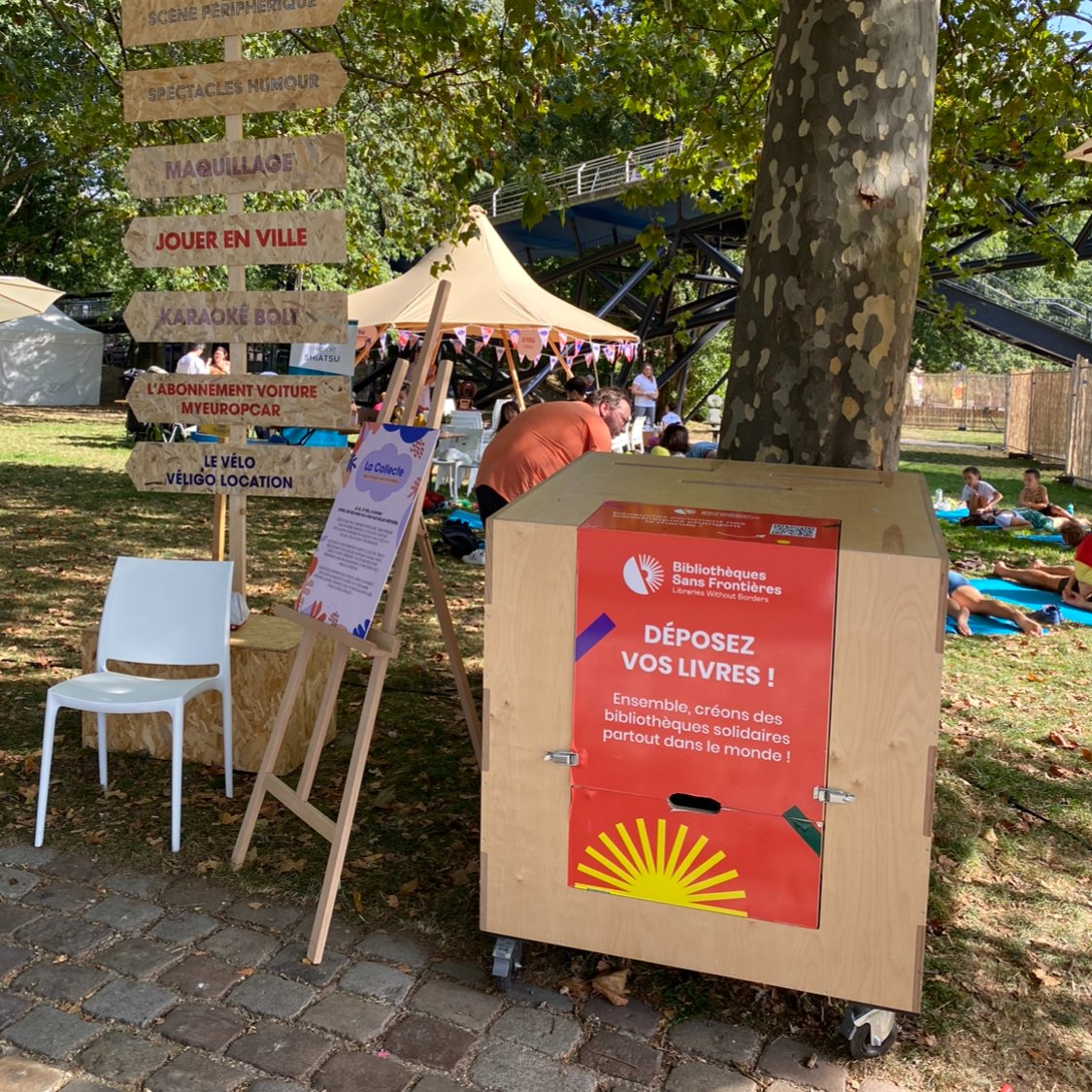 Powerful_Panda's tweet photo. Hier, @BSF_Inter était au festival #ParisParadis organisé par @le_Parisien 🎉 Collecte solidaire de #livres, ateliers créatifs, #éducation aux médias et bien sûr espace #bibliothèque : notre #IdeasBox a trouvé son public à l'ombre des arbres du parc de la Villette 🌳📚👫 #culture https://t.co/3PKNCdCda0