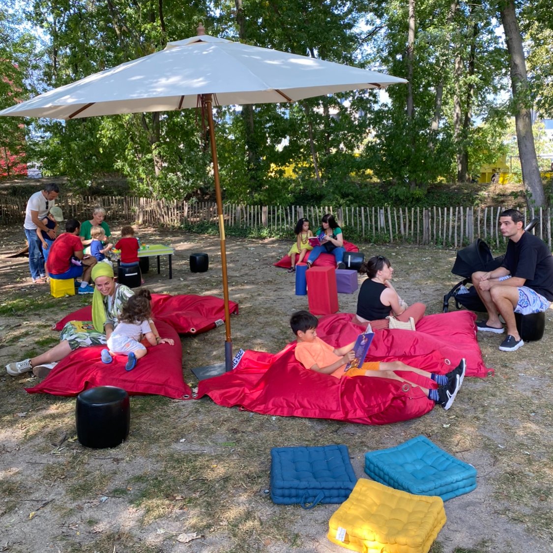 Powerful_Panda's tweet photo. Hier, @BSF_Inter était au festival #ParisParadis organisé par @le_Parisien 🎉 Collecte solidaire de #livres, ateliers créatifs, #éducation aux médias et bien sûr espace #bibliothèque : notre #IdeasBox a trouvé son public à l'ombre des arbres du parc de la Villette 🌳📚👫 #culture https://t.co/3PKNCdCda0