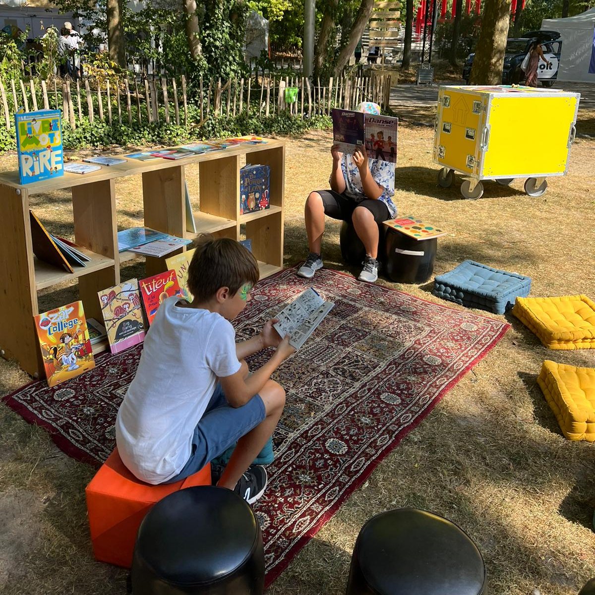 Powerful_Panda's tweet photo. Hier, @BSF_Inter était au festival #ParisParadis organisé par @le_Parisien 🎉 Collecte solidaire de #livres, ateliers créatifs, #éducation aux médias et bien sûr espace #bibliothèque : notre #IdeasBox a trouvé son public à l'ombre des arbres du parc de la Villette 🌳📚👫 #culture https://t.co/3PKNCdCda0