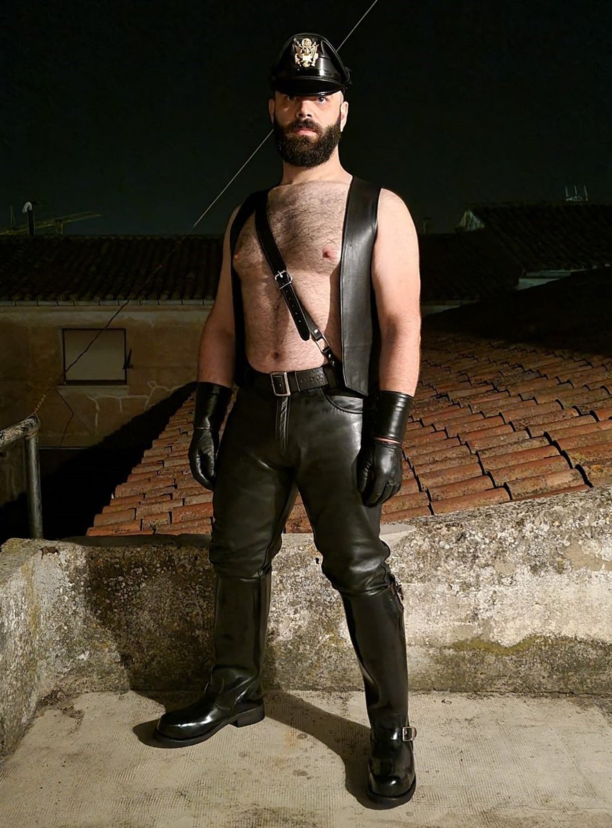 alexcumafetish's tweet photo. Happy #muircapmonday kinksters!
Enjoy the week!
#fetish #leather #gay #gayleather #leatherfetish #muircap #leatherpants #leatherboots #leathercop #leatheruniform #leathergloves #leatherman #leatherpassion #embossy #embossyboots #leatherbluf #bluf #blufuniform #happyinleather https://t.co/FHoSZD3l0q