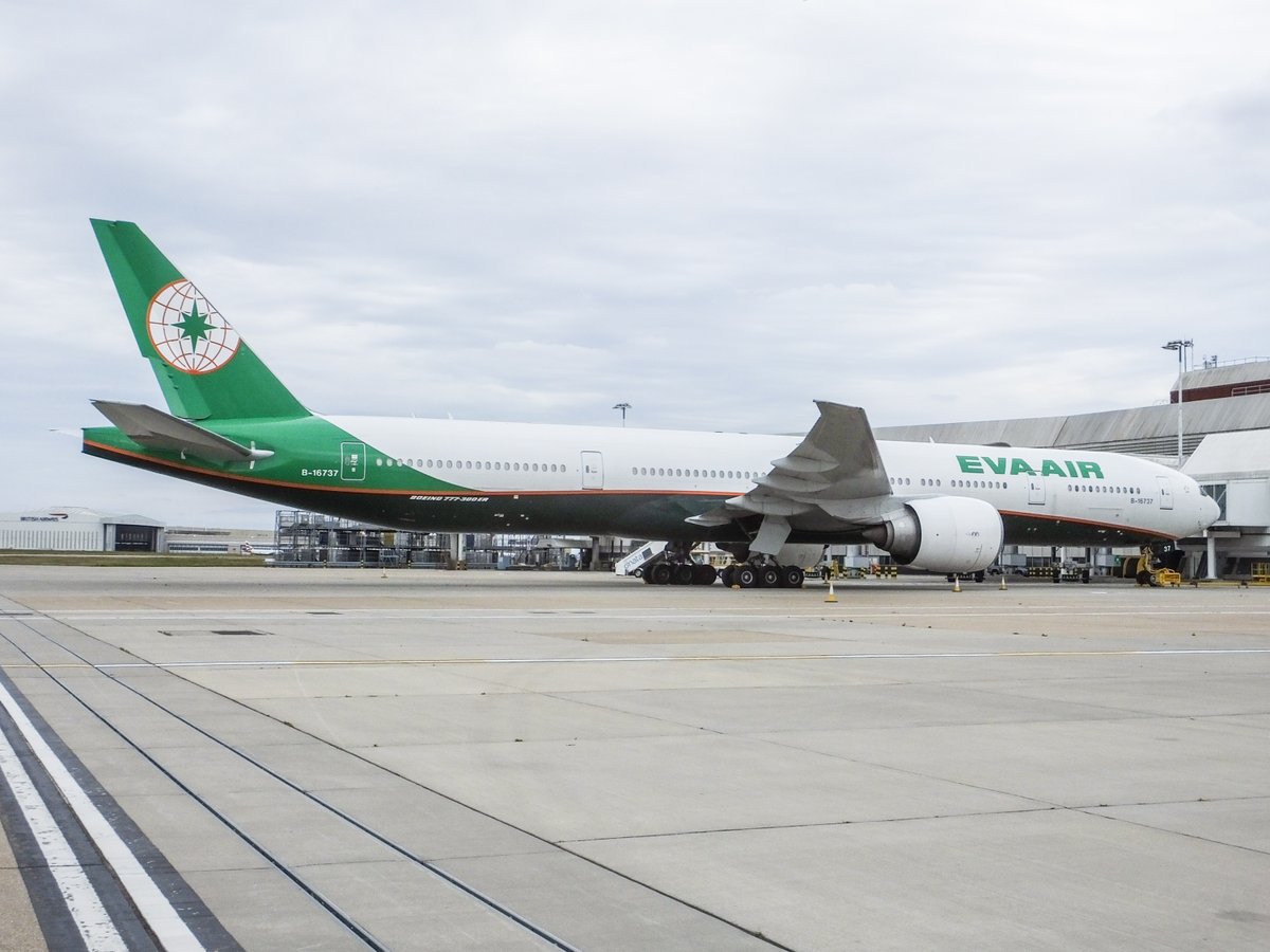 JetA1Photos's tweet photo. EVA Air flies to Heathrow once daily, They fly To/from Taipei and make a transit stop at Bangkok both ways.
Currently, the B777-300ER is used by EVA on the route.
Eva is a member of Star Alliance and operates at Heathrow's Terminal 2. @EVAAir_US #iFlyEVA @HeathrowAirport https://t.co/8yOWRzT8Sf