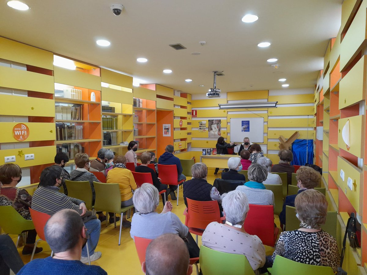 ElRall's tweet photo. 📚Siga estiu o siga hivern, hi ha coses que no canvien, com la nostra afició per la lectura! Per això, posem en marxa de nou #LaBiblioràdio i ho fem visitant la @BpmCallosa! https://t.co/DuLHyZOYyW