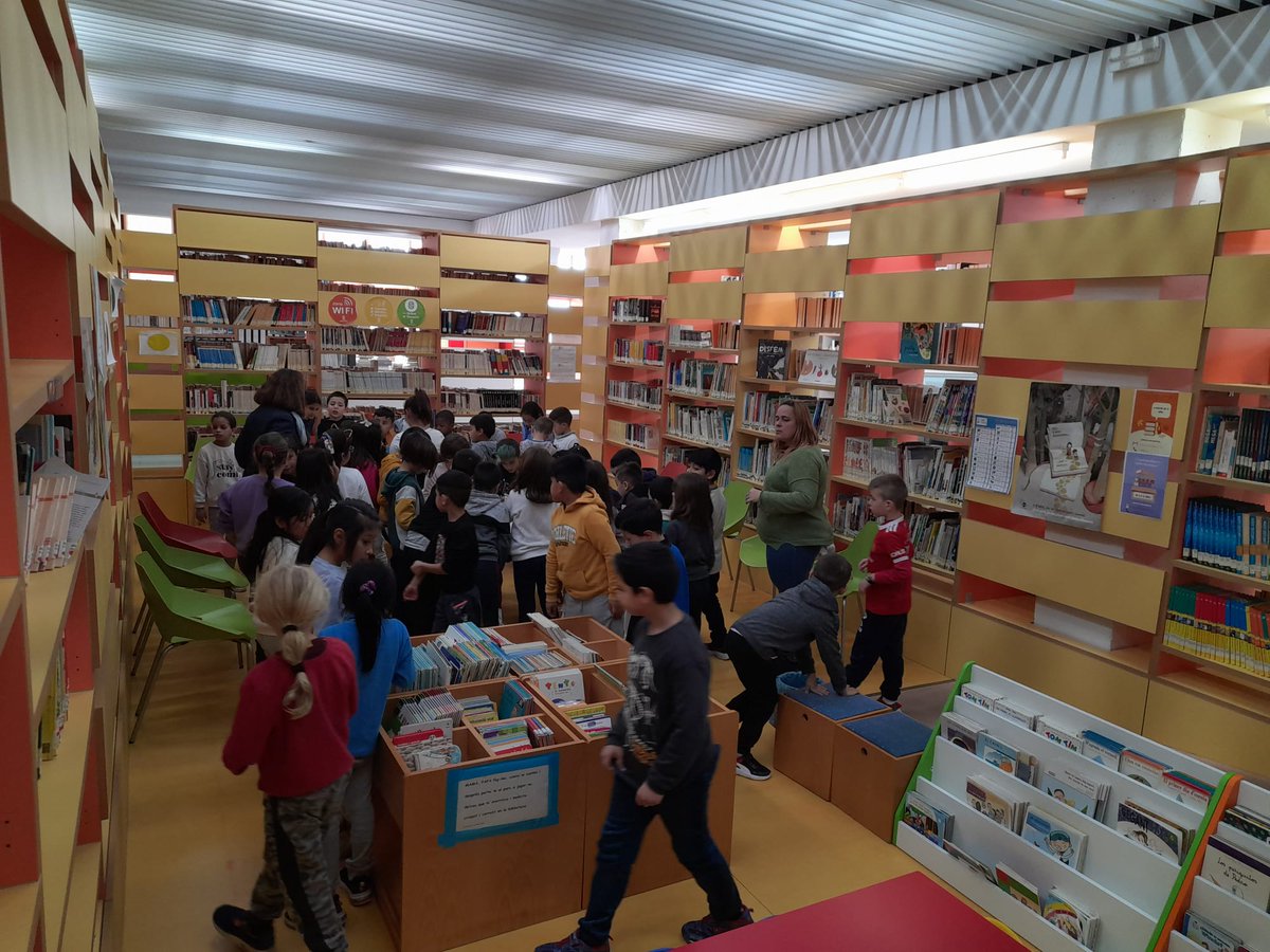 ElRall's tweet photo. 📚Siga estiu o siga hivern, hi ha coses que no canvien, com la nostra afició per la lectura! Per això, posem en marxa de nou #LaBiblioràdio i ho fem visitant la @BpmCallosa! https://t.co/DuLHyZOYyW