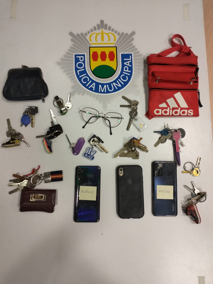 PoliciaAlcorcon's tweet photo. Has extraviado algún objeto durante las fiestas?

#ObjetosPerdidos 🤦‍♂️🤦‍♀️

Tu 🔁 RT ayuda😚 https://t.co/FnbuFvRXBh