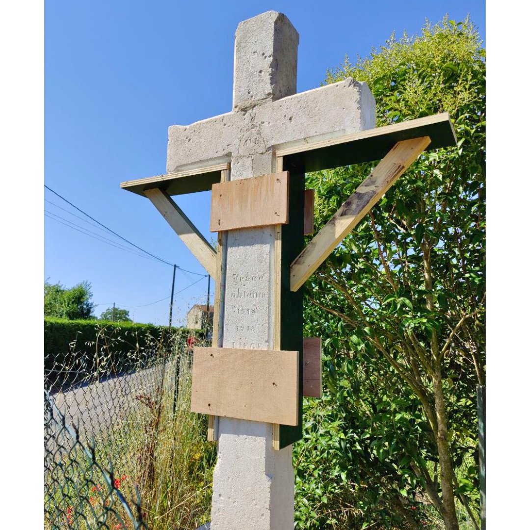 soscalvaires's tweet photo. Cet #été, nos #bénévoles des #deuxsevres ont reparé cette #croix décapitée. Une #restauration périlleuse mais #superbe. Bravo à eux !
Soutenez nos actions, faites un don en cliquant ici : https://t.co/Ss9BaiuLkG
#soscalvaires #sauvegarde #patrimoine #france #amour #guerrede14 https://t.co/TgGLBIvUXe