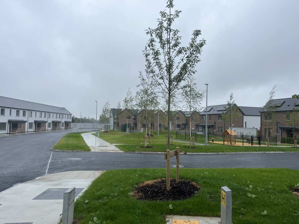 DarraghOBrienTD's tweet photo. First stop is #Tullamore today and to Kearney’s Drive where @oakleehousing &amp; @offalycoco have delivered 41 new homes with support of @DeptHousingIRL @HFA_Ireland 

Great to see use of solar panels throughout the county. 

#HousingforAll https://t.co/4cR7DWVDN8