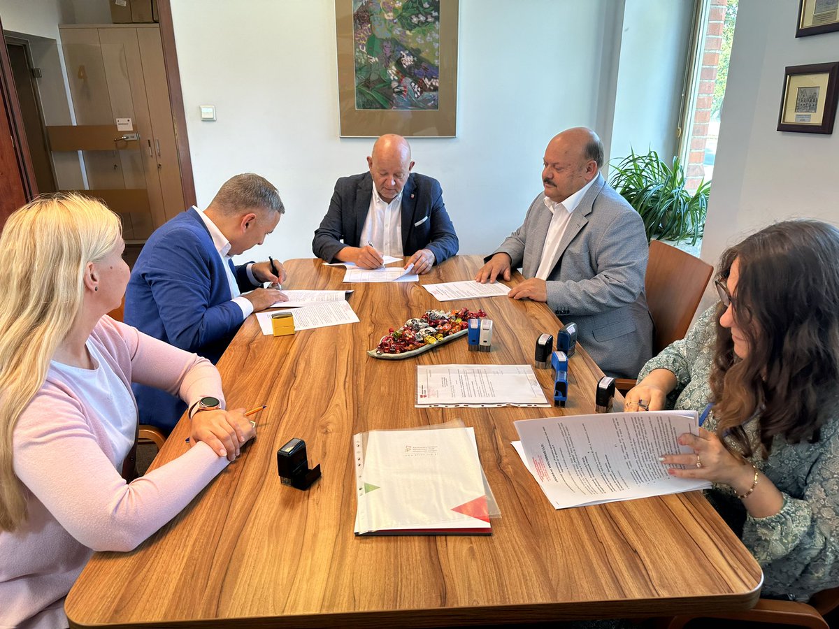 GdanskPfron's tweet photo. W ramach zawartych z powiatem #Sztumskim umów Fundusz dofinansuje likwidacje barier w Starostwie, PCPR, Zespole Szkół w Sztumie oraz #SOSW w Kołoząbiu. Zmodernizowana zostanie również siedziba #WTZ w Koniecwałdzie. https://t.co/ar9DaFDbvi