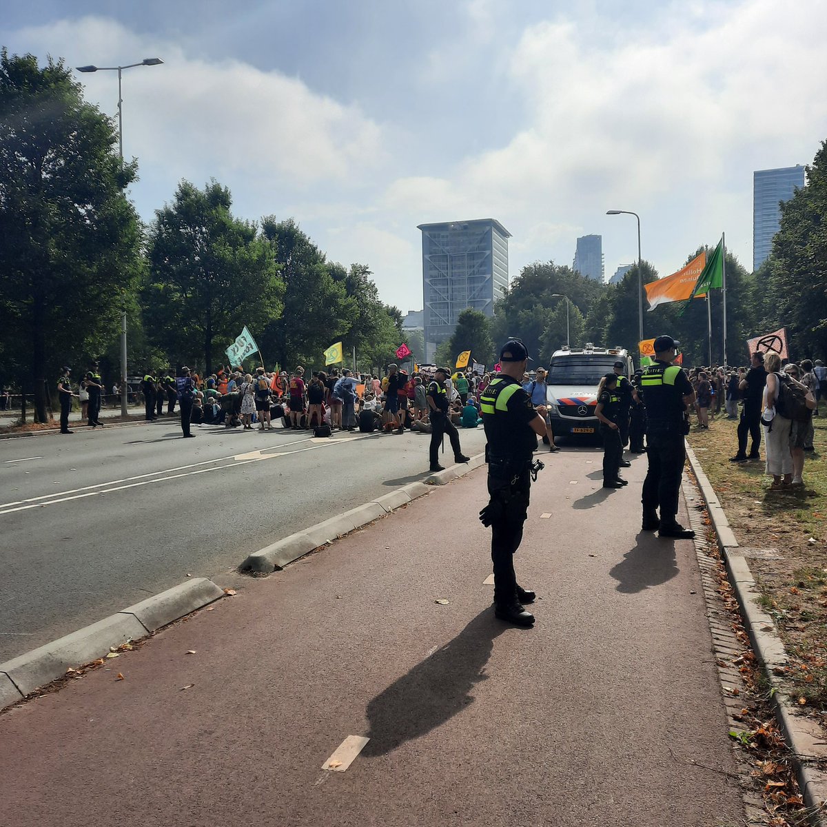 Schnoetsz's tweet image. Helden.

#ExtinctionRebelion #a12 #Utrechtsebaan #A12