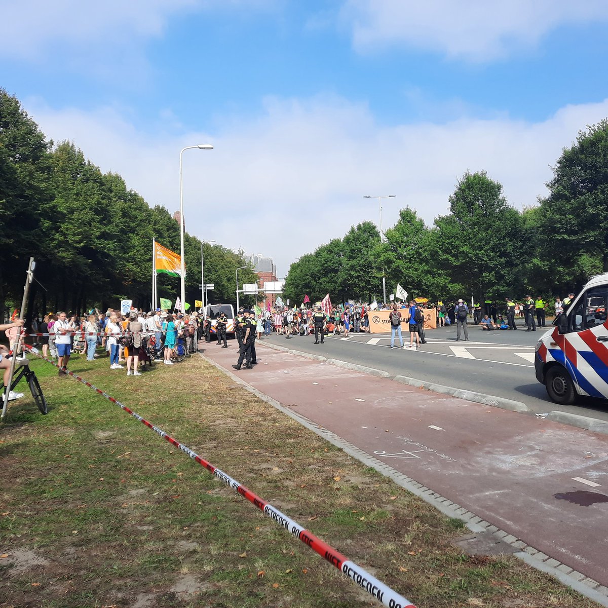 Schnoetsz's tweet image. Helden.

#ExtinctionRebelion #a12 #Utrechtsebaan #A12