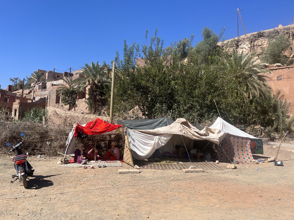 #Aid #distribution to a makeshift #camp for villagers affected by the #earthquake. This is organised by civil society groups. They are distributing #food, #clothes and #blankets. But the villagers tell me: « what we need the most is houses, shelter ». #Morocco