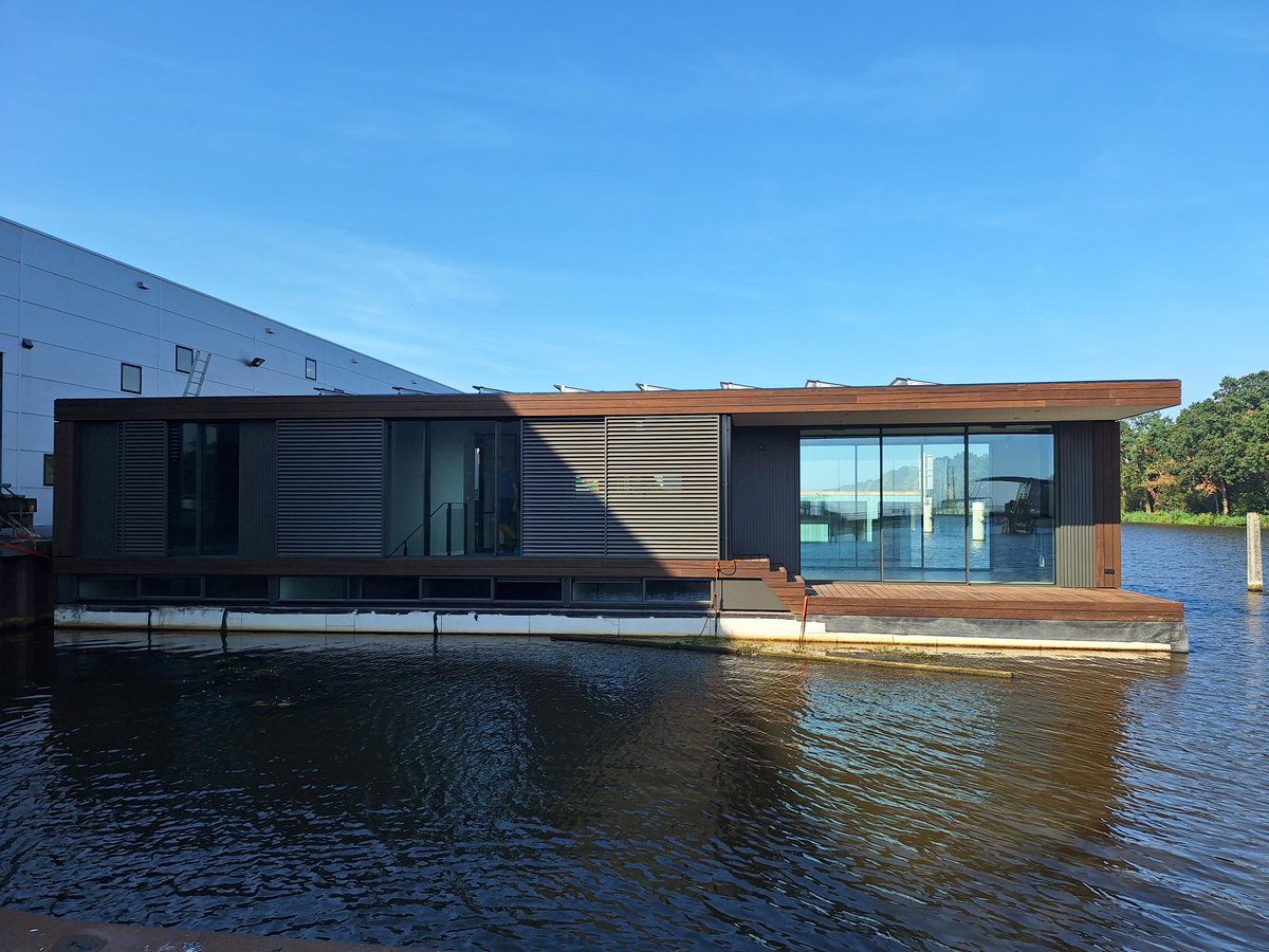 Deze schitterende, zeer compleet afgewerkte waterwoning, wordt deze week opgeleverd. Trots op het eind resultaat!

Architect: Bob Ronday. 
Interieur: Marianne Stolwijk 

#abc #abcwaterwoning #abcwaterwoningen #waterwoning #arkenbouw #woonark #wonenophetwater #drijvendwonen