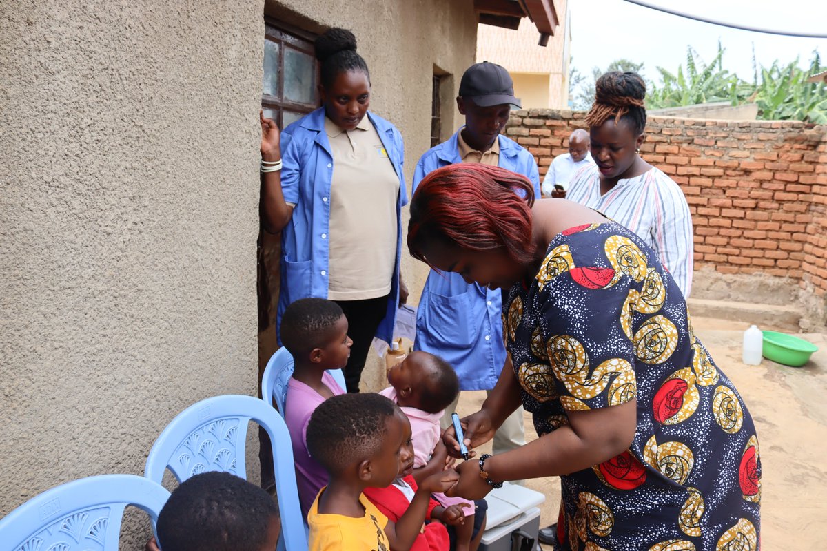 NyamataHospital's tweet photo. Umuyobozi w’akarere wungirije ushinzwe imibereho myiza y’abaturage @YImanishimwe ari kumwe n’umuyobozi w’ishami rishinzwe ubuzima, yatangije igikorwa cyo gutanga urukingo rw'#Imbasa icyiciro cya kabiri ku bana bakivuka kugeza ku myaka 7 mu gace karebererwa na #NyamataHospital.1/3 https://t.co/7A4kIbM6Fb